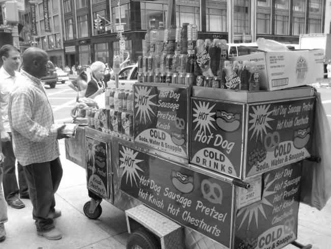 Fotografia intitolato "Sidewalk Shopping" da Anthony Tsoukas, Opera d'arte originale