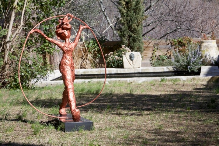 Skulptur mit dem Titel "Walking Peace" von Antoinette Rozan, Original-Kunstwerk, Harz