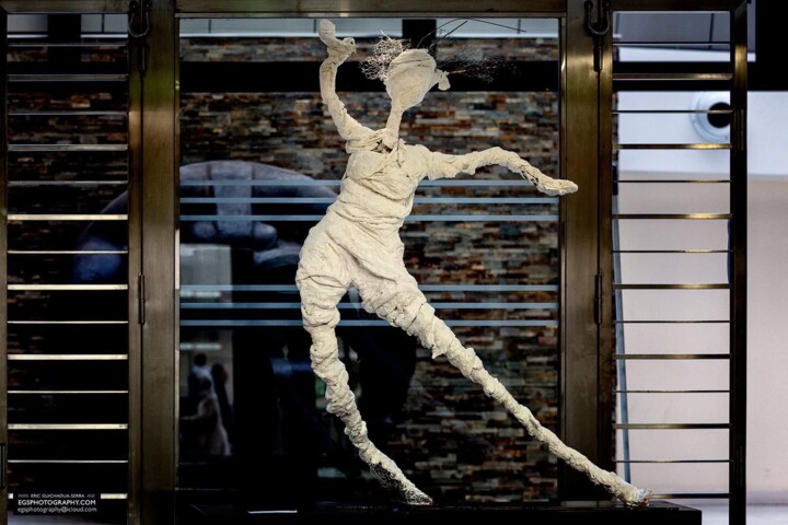 Skulptur mit dem Titel "Dance With Me" von Antoinette Rozan, Original-Kunstwerk, Gips
