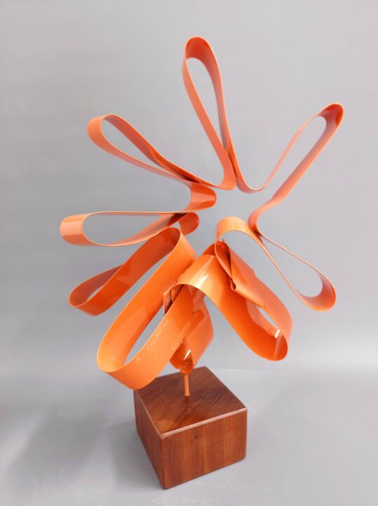 Скульптура под названием "Flor Laranja com Ba…" - Antonio Spinosa, Подлинное произведение искусства, Металлы