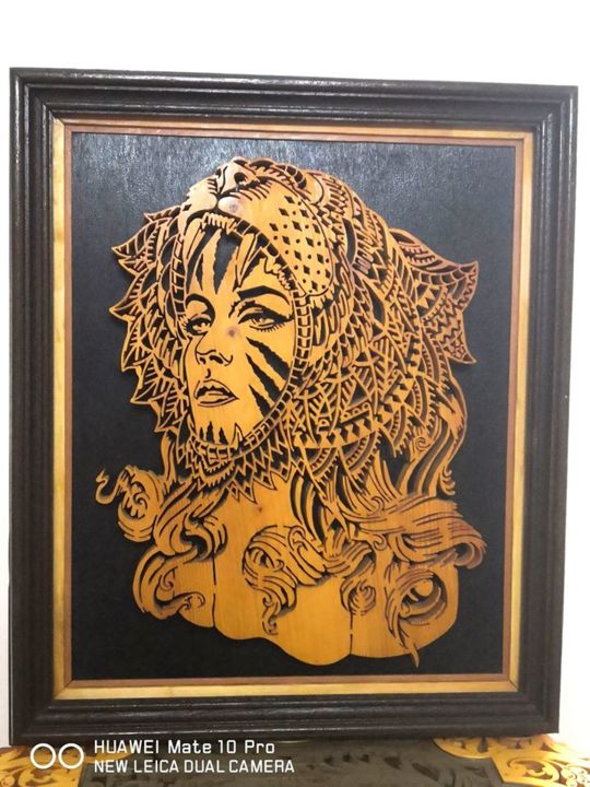 Design mit dem Titel "Tiger Woman" von Zaglio, Original-Kunstwerk, Holz