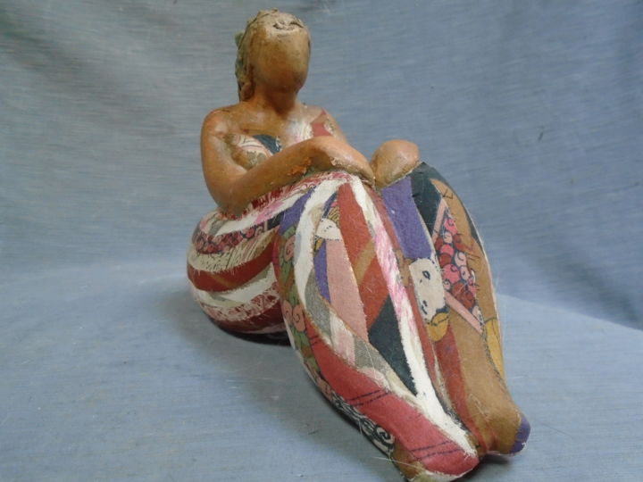 Sculpture titled "Femme assise mains…" by Marie Ruiz, Original Artwork, Ceramics
