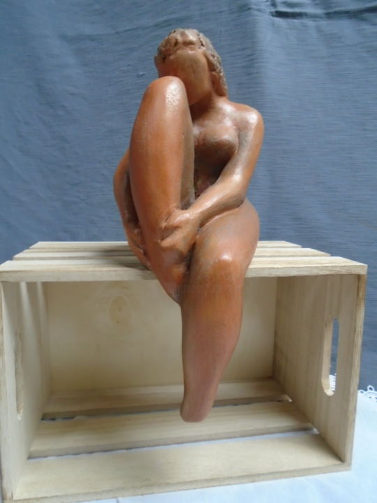 Sculpture titled "Femme assise jambe…" by Marie Ruiz, Original Artwork, Terra cotta