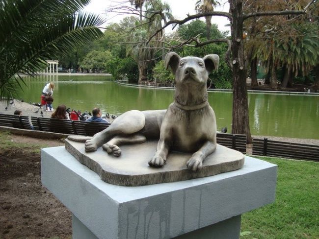 Escultura titulada "Perro Rosarino Call…" por Ariel Maciel, Obra de arte original