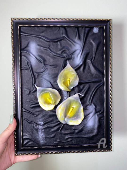 Textilkunst mit dem Titel "Lily Floral 3D Leat…" von Armela Zylfo, Original-Kunstwerk, Stoff