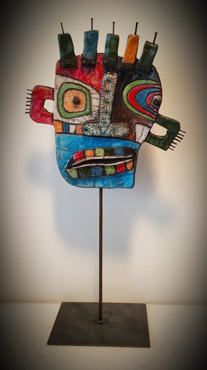 Sculpture titled "Masque gros dur ins…" by Armelle Colombier, Original Artwork, Ceramics