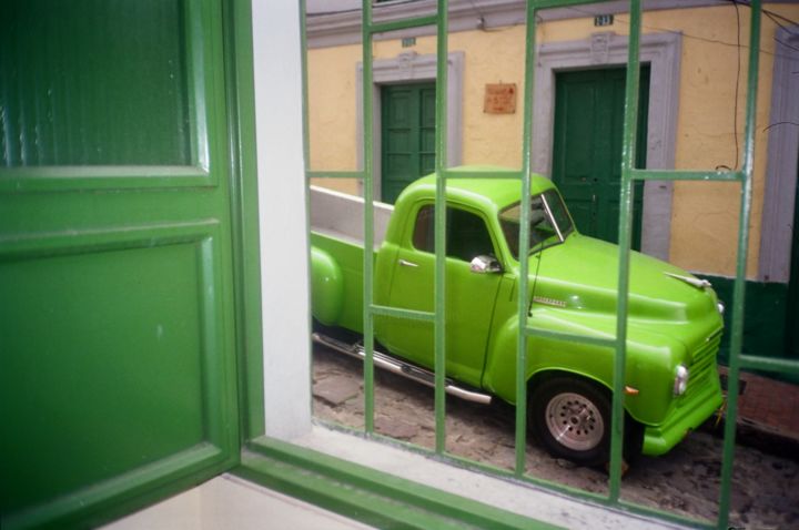 Photographie intitulée "Fenêtre sur rue" par Armelle Mathieu, Œuvre d'art originale