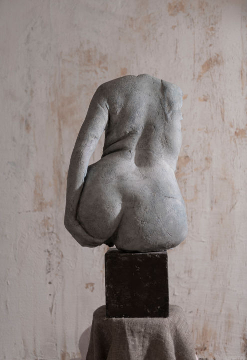 Скульптура под названием "Rest of the naiad" - Armmenart, Подлинное произведение искусства, цемент