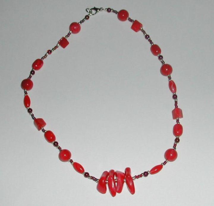 Design intitulée "red beaded necklace" par Allisa Rundle, Œuvre d'art originale
