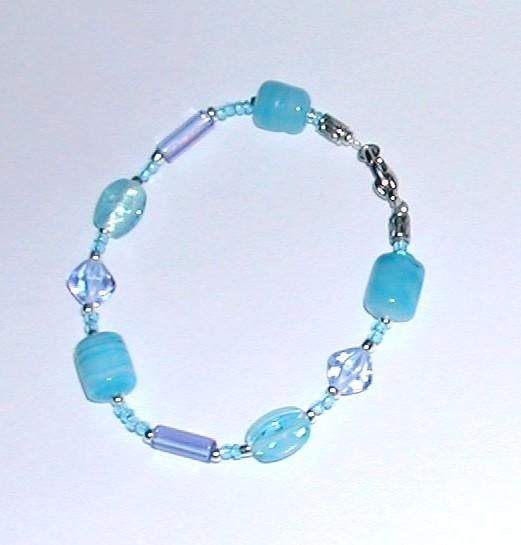 Design intitulée "blue bracelet" par Allisa Rundle, Œuvre d'art originale
