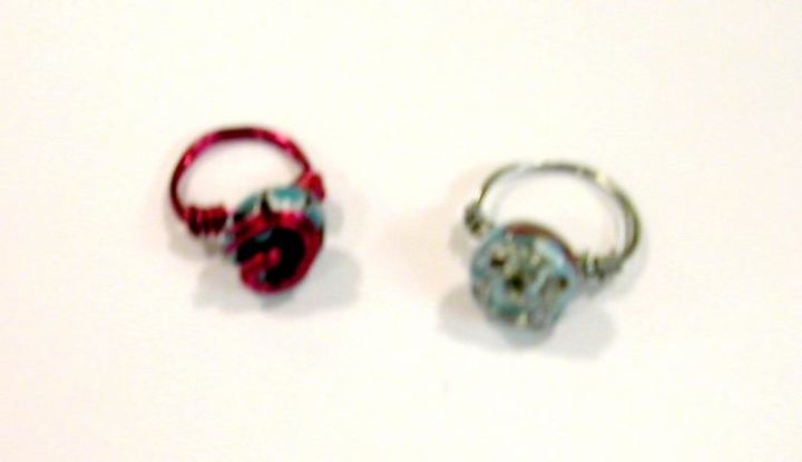 Design intitulée "wire and bead rings" par Allisa Rundle, Œuvre d'art originale