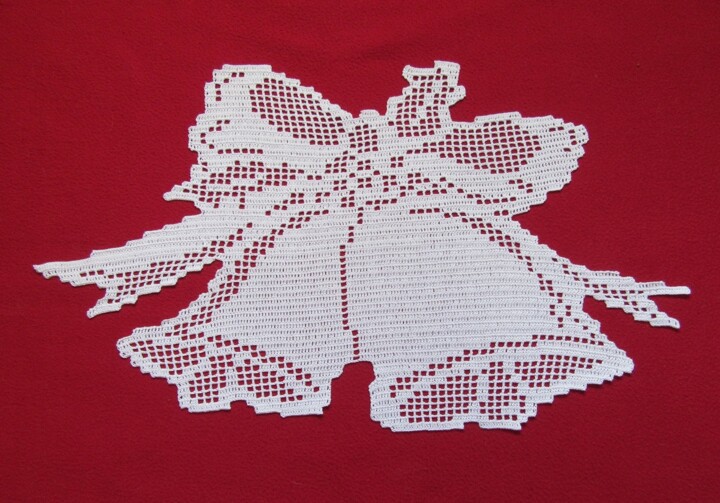 Textielkunst getiteld "Cloches de Pâques .…" door Art Création Crochet Tricot, Origineel Kunstwerk, Draad