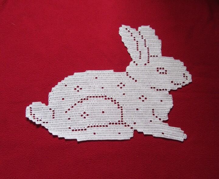 Art textile intitulée "Lapin de Pâques , n…" par Art Création Crochet Tricot, Œuvre d'art originale, Fil