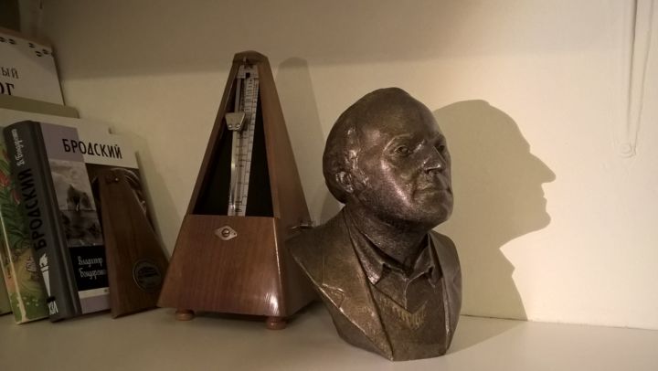 Скульптура под названием "Joseph Brodsky (Bus…" - Adel Sculptor, Подлинное произведение искусства, Гипс