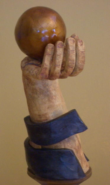 Scultura intitolato "hand with gold ball" da Art Atelier, Opera d'arte originale