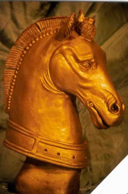 Scultura intitolato "Cavallo San Marco" da Angelo Pisciotta, Opera d'arte originale, Terracotta