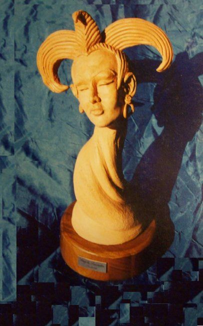 Scultura intitolato "Donna tricorno" da Angelo Pisciotta, Opera d'arte originale, Terracotta