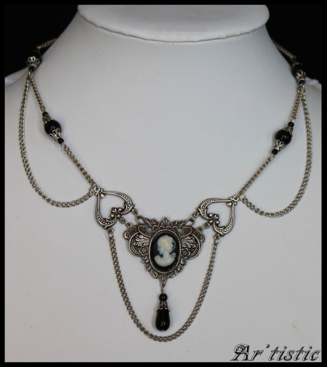 Artcraft titled "Collier de Style Vi…" by Ar'Tistic, Original Artwork