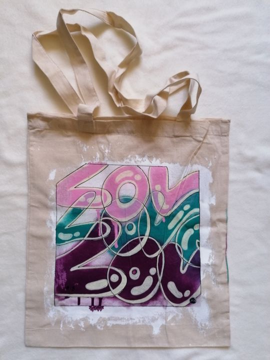 Art textile intitulée "Sac #18 - Art it's…" par Grazy B, Œuvre d'art originale, Bombe aérosol