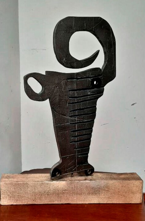 Sculpture titled "CUERNO BIEN RETORCI…" by Arturo Morin, Original Artwork, Wood