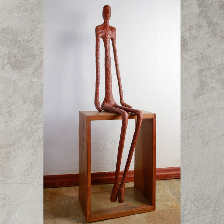 Skulptur mit dem Titel "Homem sentado" von Mônica Villela, Original-Kunstwerk, Papier maché