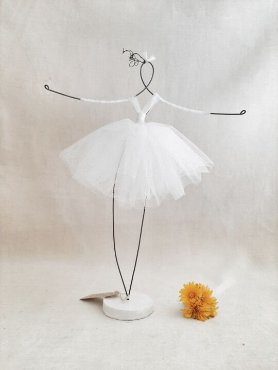 「Danseuse modèle ori…」というタイトルの彫刻 Au Fil D'Anneによって, オリジナルのアートワーク, ワイヤー