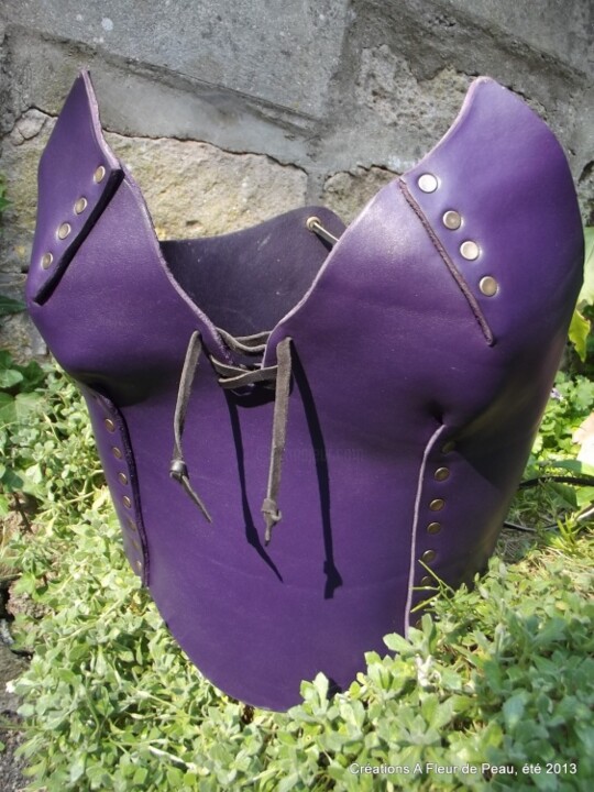 Artesanato intitulada "Bustier cuir violet…" por Aurélie Adam (A Fleur de Peau), Obras de arte originais