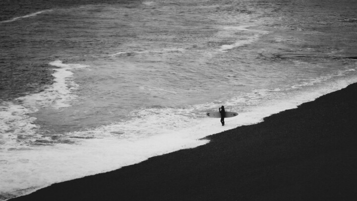 Fotografia intitolato "Surfeur face à la m…" da Aurélien Bellido, Opera d'arte originale, Fotografia digitale