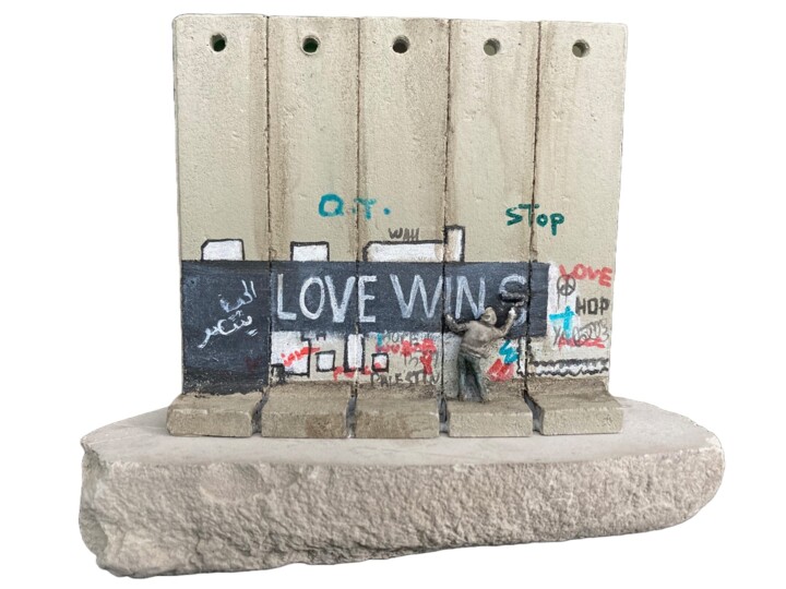 Sculpture intitulée "LOVE WINS Walled Of…" par Banksy, Œuvre d'art originale, Huile