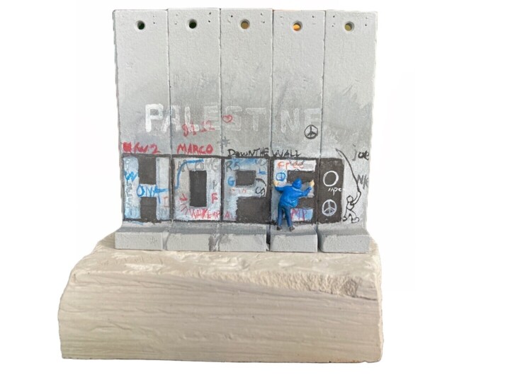 "HOPE Walled Off Hot…" başlıklı Heykel Banksy tarafından, Orijinal sanat, Petrol