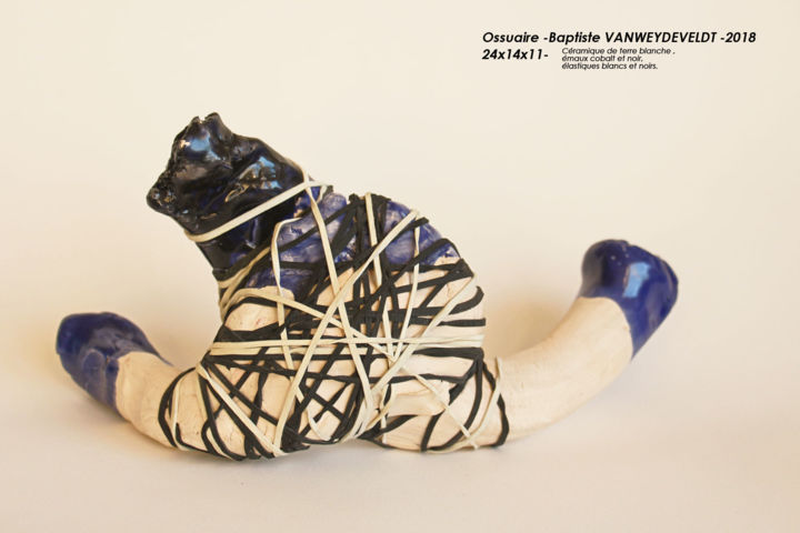 Skulptur mit dem Titel "Ossuaire-2018" von Baptiste Vanweydeveldt, Original-Kunstwerk, Keramik