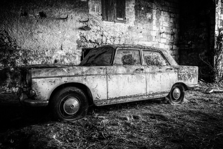 Fotografía titulada "Old car" por Olivier Barau, Obra de arte original, Fotografía digital