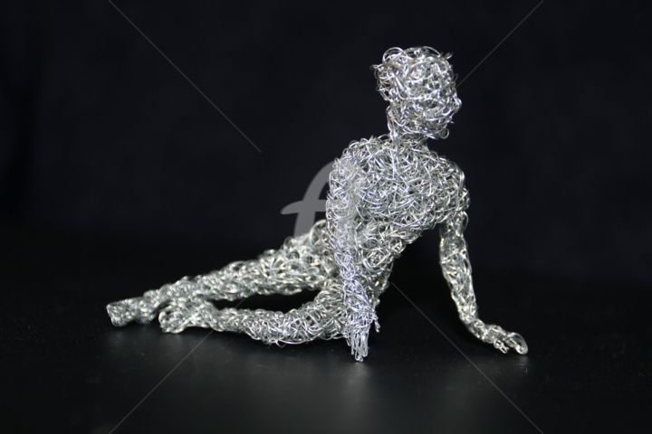 제목이 "Une pose"인 조형물 Barbara Lavenda로, 원작, 금속