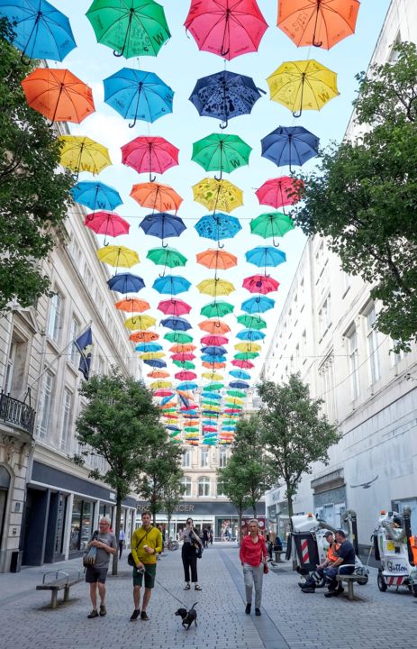 Fotografie getiteld "A sky of umbrellas" door Barry Male, Origineel Kunstwerk, Digitale fotografie