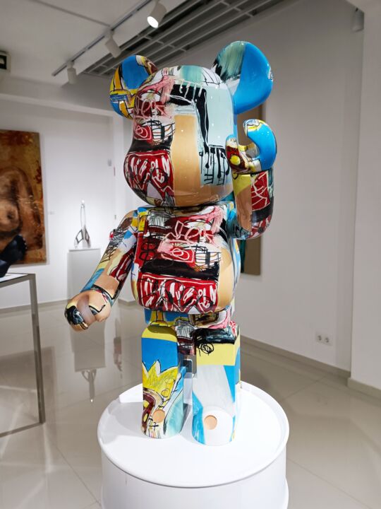 Escultura intitulada "Bearbrick 1000% Jea…" por Bearbrick, Obras de arte originais, Plástico