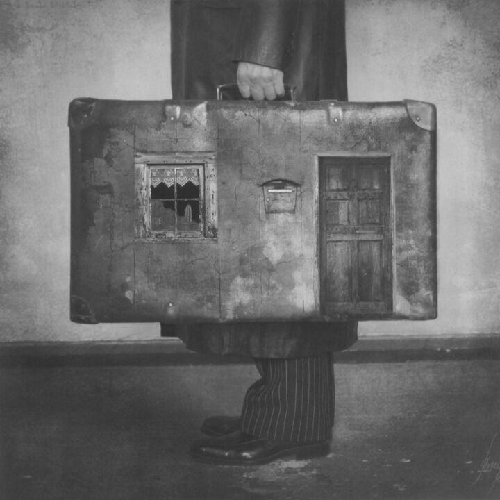 Photographie intitulée "Stationary Traveler" par Beata Bieniak, Œuvre d'art originale, Photographie argentique
