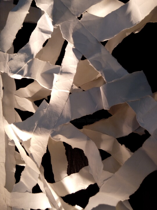 Sculpture titled "Détail de mots tend…" by Benoît Saison, Original Artwork, Paper