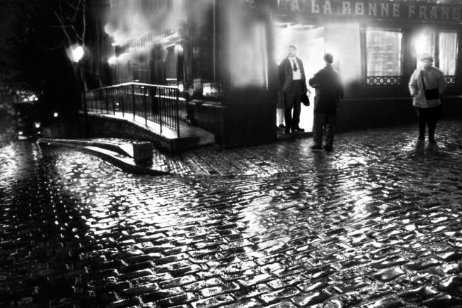 Photographie intitulée "à Montmartre le soi…" par Bernard Jacques, Œuvre d'art originale