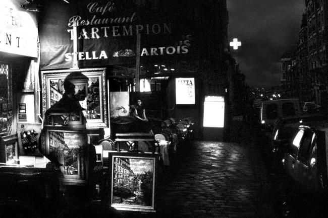 Photographie intitulée "à Montmartre le soi…" par Bernard Jacques, Œuvre d'art originale