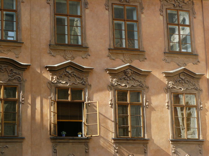 Photographie intitulée "façade à Prague" par Bernard Dunevon, Œuvre d'art originale