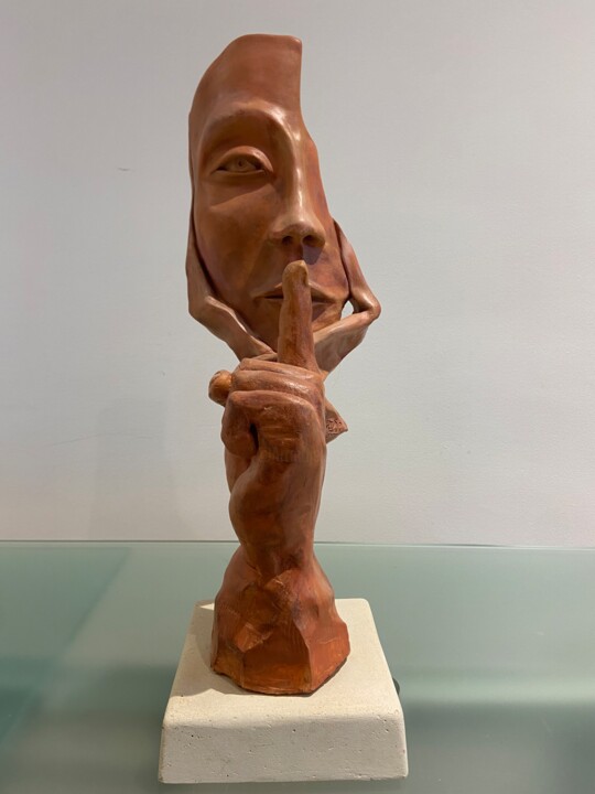 Sculpture intitulée "le visage et la main" par Bernard Schembri, Œuvre d'art originale, Terre cuite