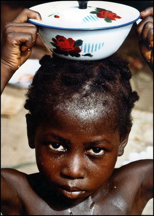 Photographie intitulée "Togo ... fillette à…" par Bernard Fosse, Œuvre d'art originale