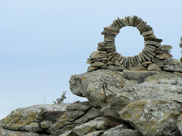 Installation intitulée "arc pierre" par Alain Bernegger, Œuvre d'art originale