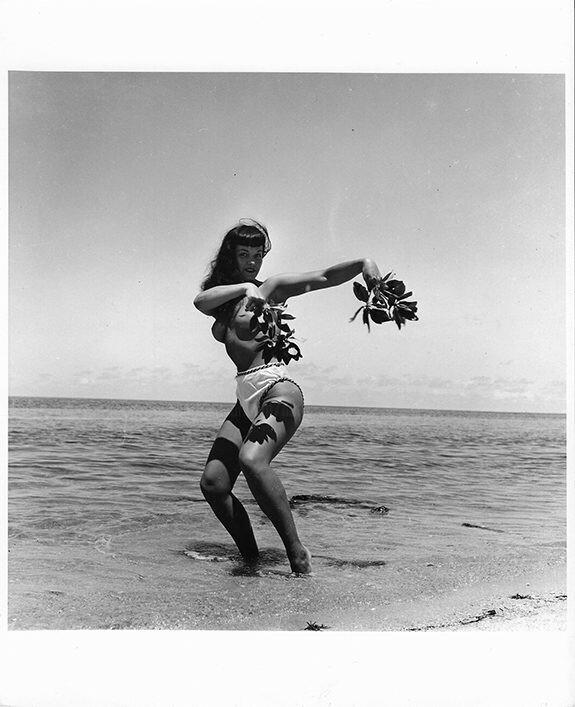 Photography titled "Floride – 1955 #42" by Betty Page - Bunny Yeager, Original Artwork, Non Manipulated Photography