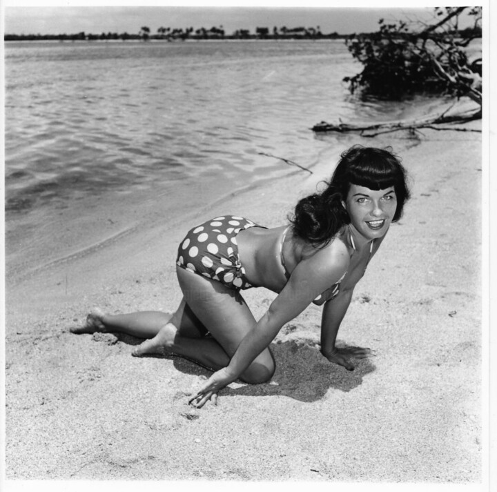 Photography titled "Floride – 1955 #41" by Betty Page - Bunny Yeager, Original Artwork, Non Manipulated Photography