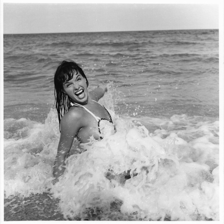 Photography titled "Floride – 1955 #38" by Betty Page - Bunny Yeager, Original Artwork, Non Manipulated Photography
