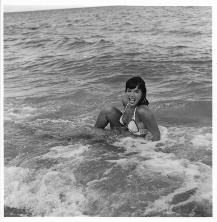 Photographie intitulée "Floride – 1955 #37" par Betty Page - Bunny Yeager, Œuvre d'art originale, Photographie non manipulée