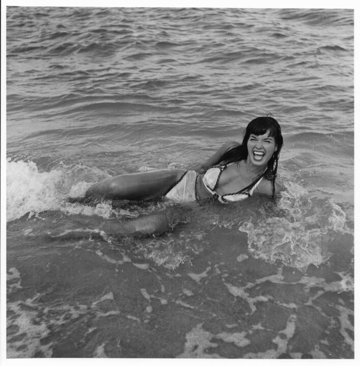 Photography titled "Floride – 1955 #36" by Betty Page - Bunny Yeager, Original Artwork, Non Manipulated Photography