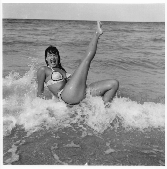 Fotografía titulada "Floride – 1955 #33" por Betty Page - Bunny Yeager, Obra de arte original, Fotografía analógica