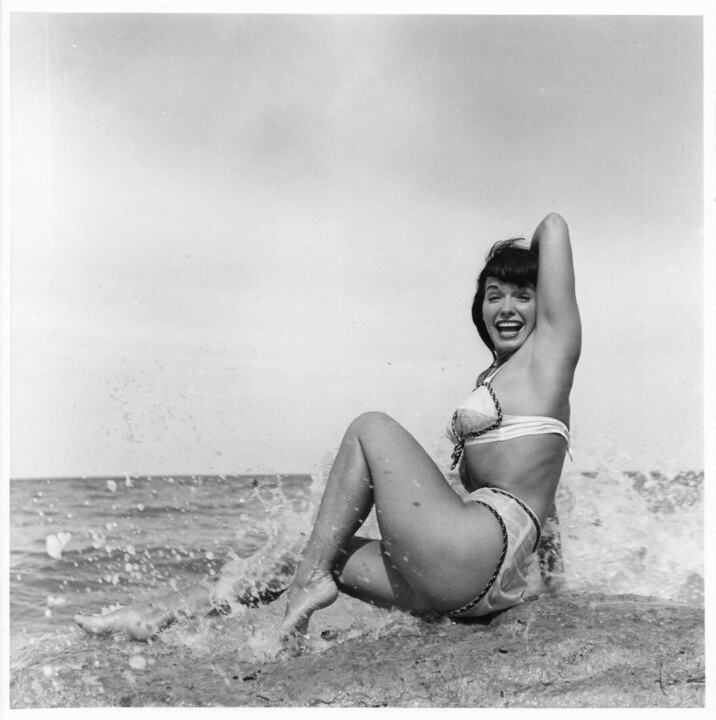 Fotografía titulada "Floride – 1955 #27" por Betty Page - Bunny Yeager, Obra de arte original, Fotografía no manipulada